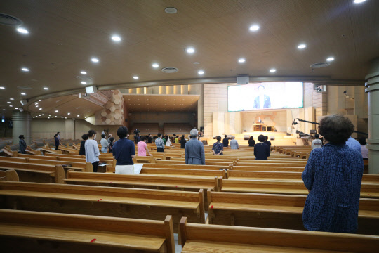 12일 오전 광주 남구 포도원교회에서  사회적 거리두기 2단계에 따라 50명 미만의 신도들만 예배당에 출입해 예배를 하고 있다. 광주시는 최근 코로나19 지역감염이 확산하자 거리두기를 2단계로 격상하고 실내 50인, 실외 100인 이상 모이는 모든 모임을 금지했다.   [연합뉴스]